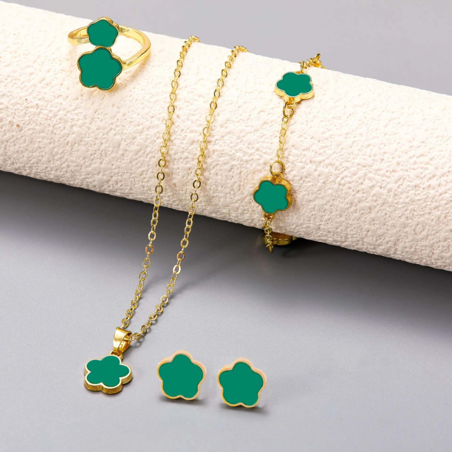 Read more about the article A Guide to Choosing the Perfect Necklace for Your Outfit